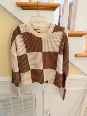 Ladies Size Small "moon & madison" Checkerboard Crewneck Sweater Brown & Cream